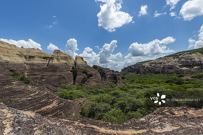巴西皮奥伊州卡皮瓦拉山国家公园佩德拉弗拉达的砂岩悬崖，联合国教科文组织遗址图片素材