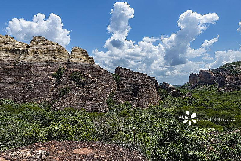 巴西皮奥伊州卡皮瓦拉山国家公园佩德拉弗拉达的砂岩悬崖，联合国教科文组织遗址图片素材