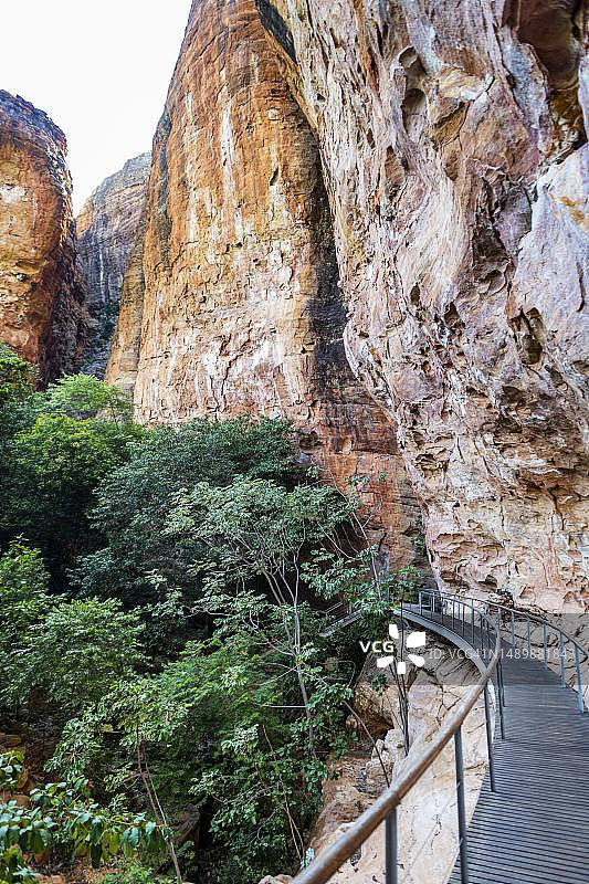 巴西皮奥伊州卡皮瓦拉山国家公园佩德拉富拉达的悬崖图片素材