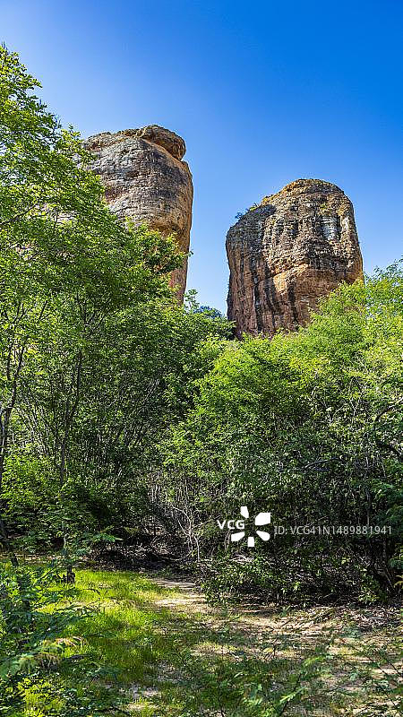 巴西皮奥伊州卡皮瓦拉山国家公园（联合国教科文组织遗址）的砂岩悬崖图片素材