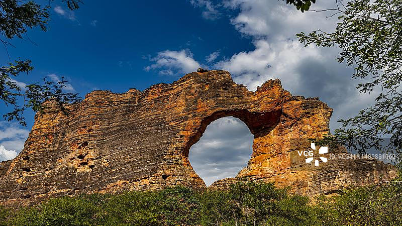 巴西皮奥伊州卡皮瓦拉山国家公园的石拱门图片素材