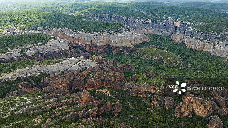 巴西皮奥伊州卡皮瓦拉山国家公园砂岩峭壁航拍，联合国教科文组织图片素材