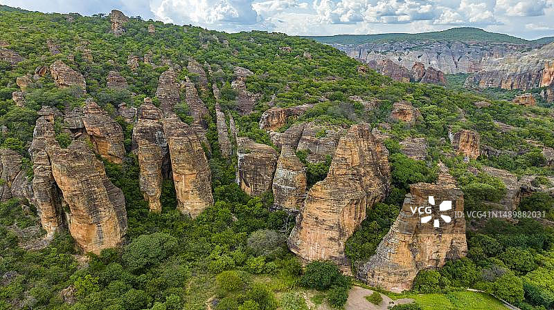 巴西皮奥伊州卡皮瓦拉山国家公园砂岩峭壁航拍，联合国教科文组织图片素材