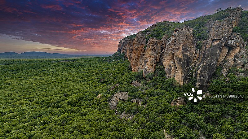 巴西皮奥伊州卡皮瓦拉山国家公园砂岩峭壁航拍，联合国教科文组织图片素材