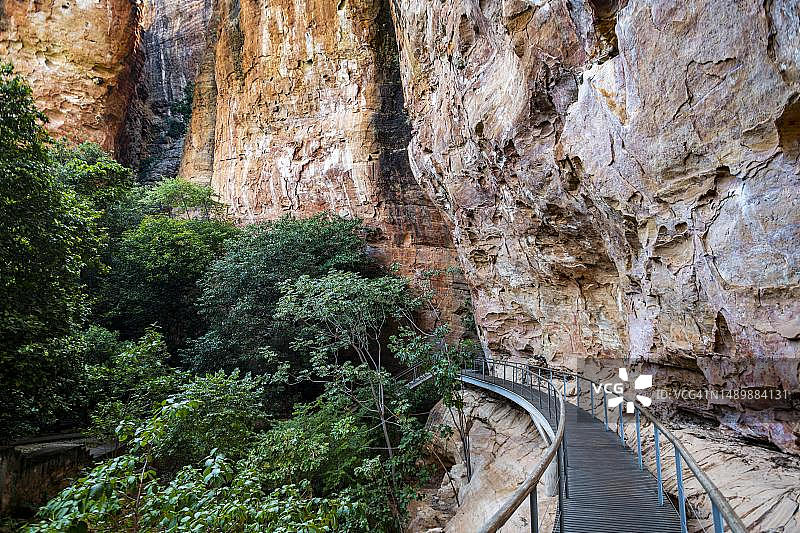 巴西皮奥伊州卡皮瓦拉山国家公园佩德拉富拉达的悬崖图片素材