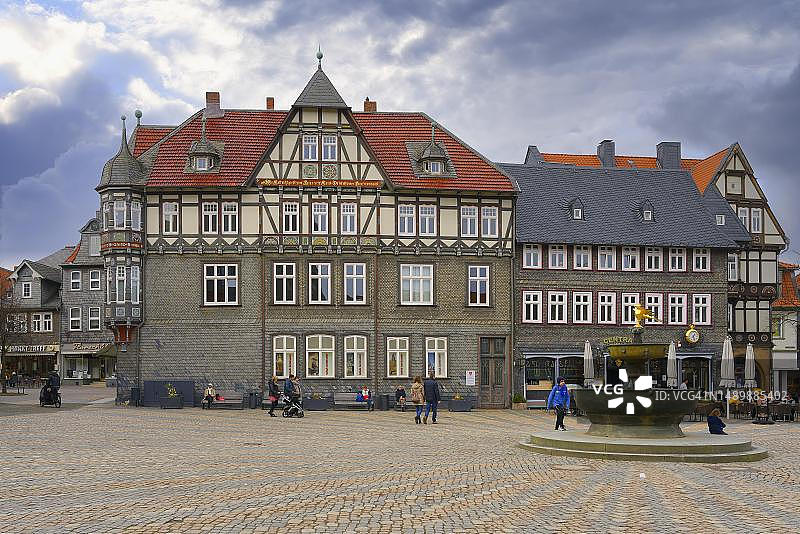 德国下萨克森州戈斯拉尔市集市广场的半木结构房屋图片素材
