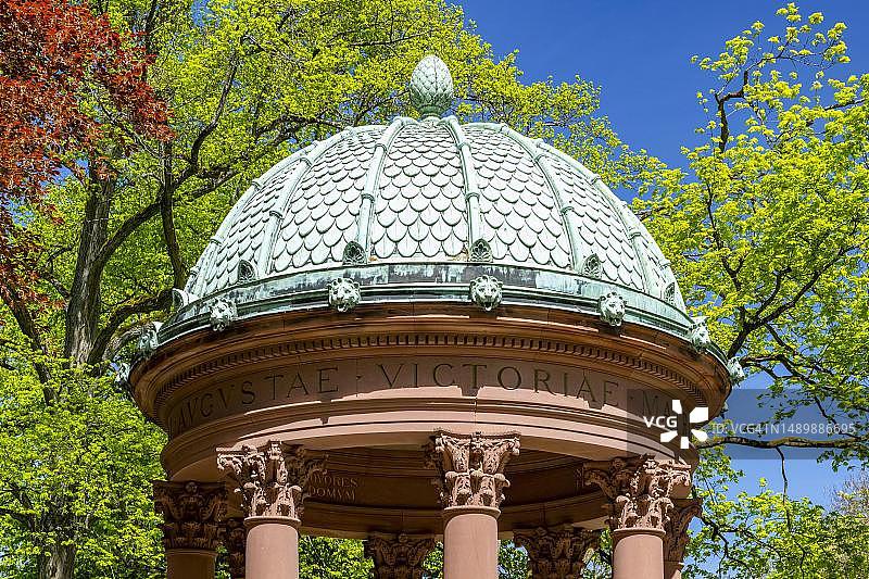 奥古斯特·维多利亚喷泉圆顶，位于德国黑森州巴特洪堡温泉花园图片素材