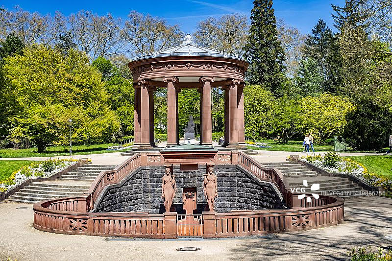 伊丽莎白喷泉，以黑森-洪堡的腓特烈六世伯爵夫人、英国国王乔治三世的女儿伊丽莎白公主命名，位于德国黑森州巴特洪堡温泉花园图片素材