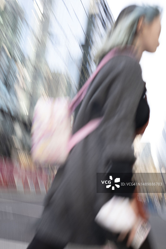 城市女性的动态模糊图片素材