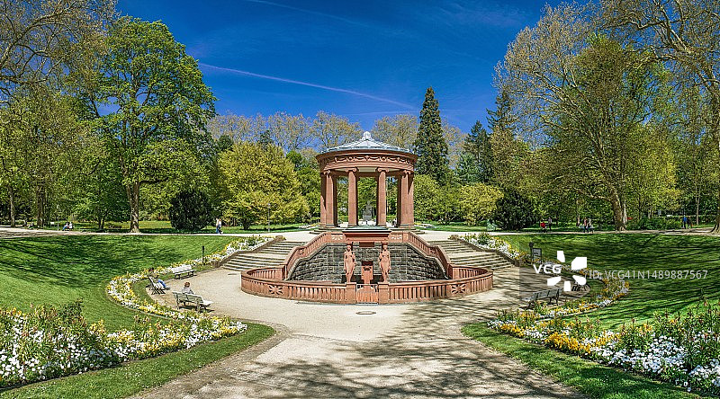 以伊丽莎白公主命名的伊丽莎白喷泉，位于德国黑森州巴特洪堡的温泉花园图片素材