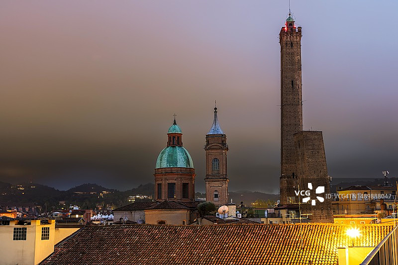 意大利博洛尼亚历史中心的斜塔图片素材