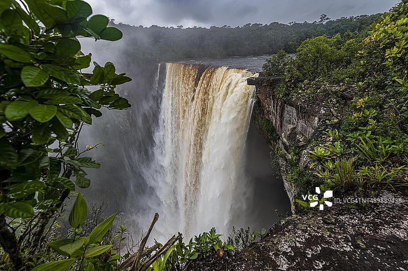 圭亚那波塔罗河凯厄图尔瀑布图片素材