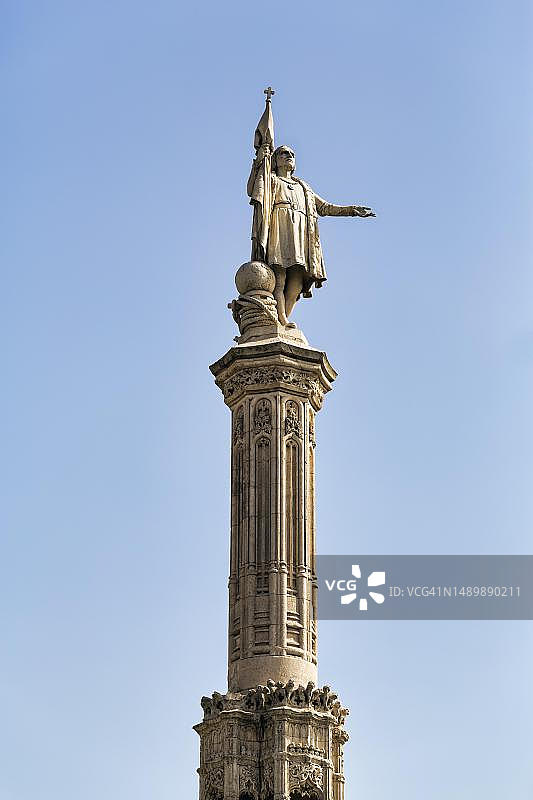 西班牙马德里哥伦布广场的白色大理石哥伦布雕像，雕塑家杰罗尼莫·苏诺尔图片素材