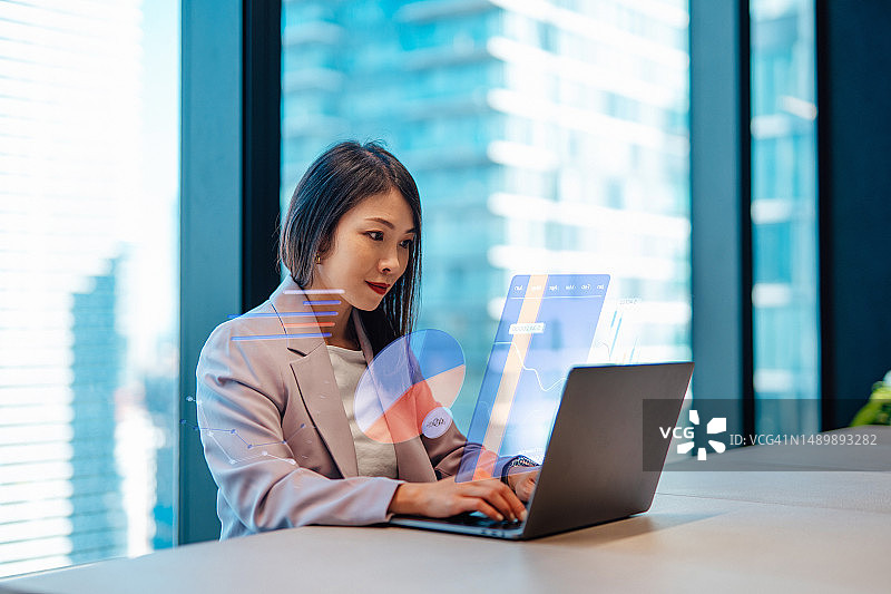 亚洲商务女士用笔记本电脑分析数据图片素材
