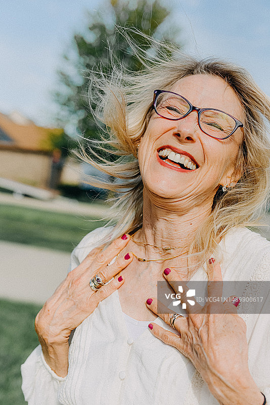 快乐的老年妇女图片素材