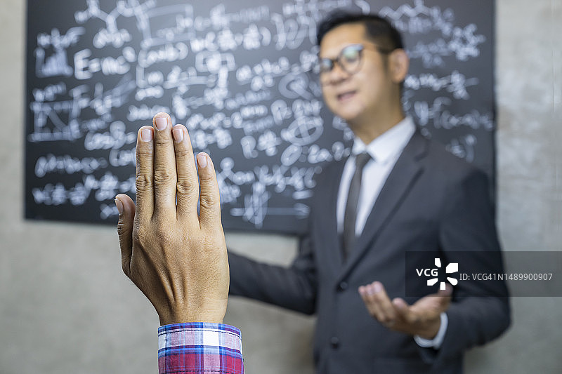 站在黑板前的年轻亚洲教师图片素材