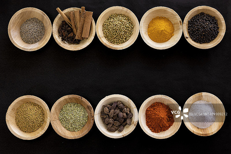 黑色背景上的烹饪和调味香料图片素材