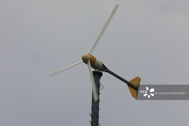 涡轮发电机上的旋转叶片图片素材