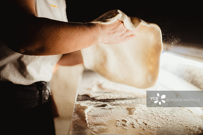 抛掷披萨面团图片素材