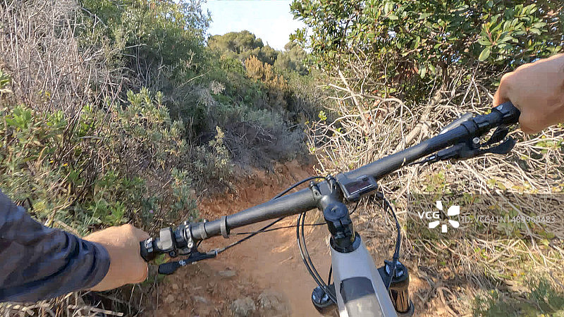 崎岖小径骑行第一人称视角图片素材