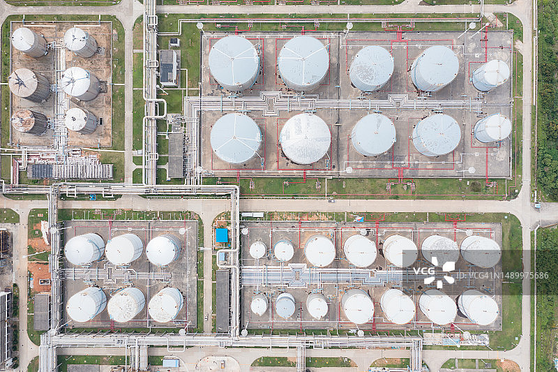 化工厂仓库中的储油罐高角度俯视拍摄图片素材