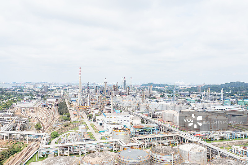 阴天下的石化工厂图片素材