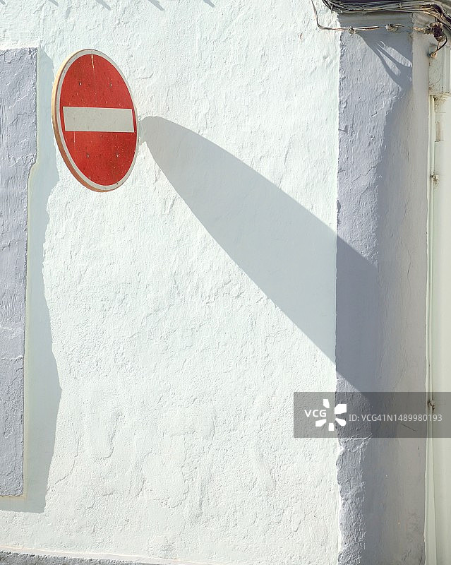 白色墙面上的禁止通行标志图片素材