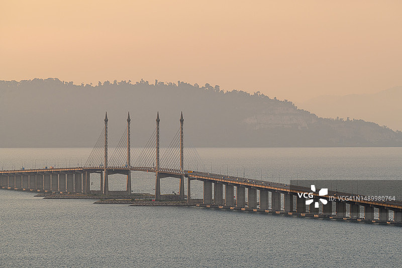 槟威大桥金色日出图片素材