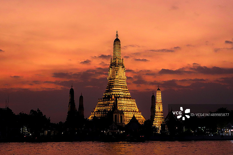 曼谷日落时分湄南河畔的郑王庙图片素材