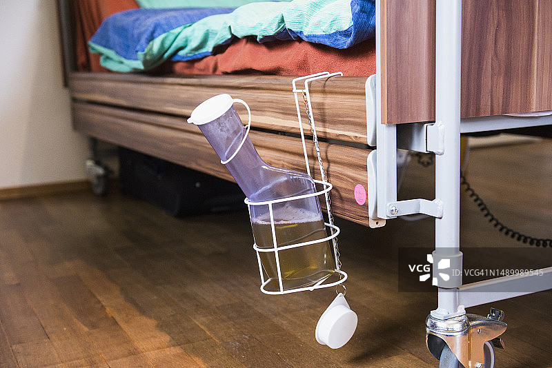 护理床上的尿液瓶图片素材
