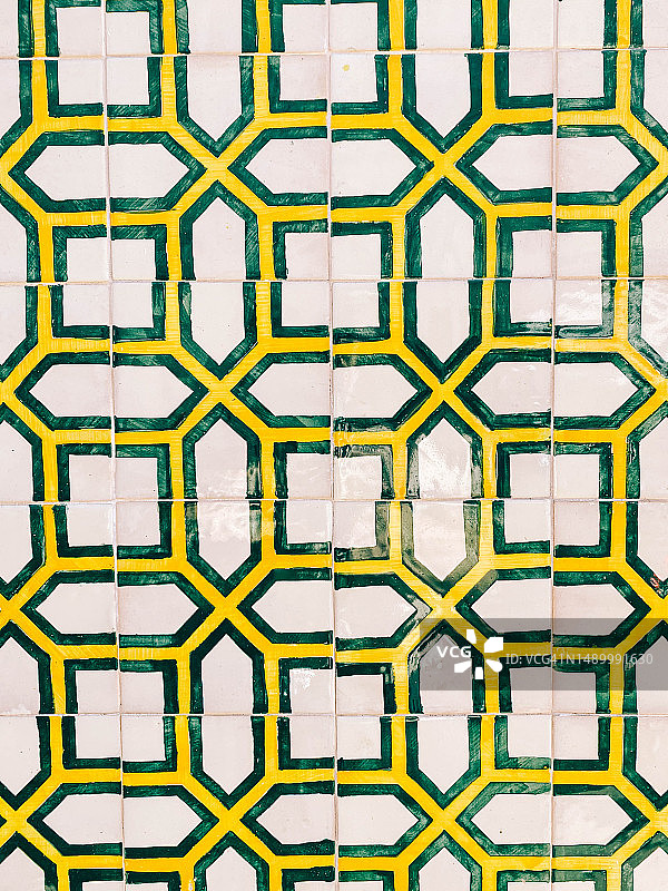 葡萄牙瓷砖画：白色、黄色和绿色方形图案图片素材