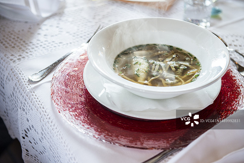 德国巴伐利亚餐厅餐桌上的Hochzeitssuppe汤图片素材