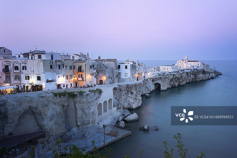 意大利普利亚地中海悬崖边的传统房屋图片素材