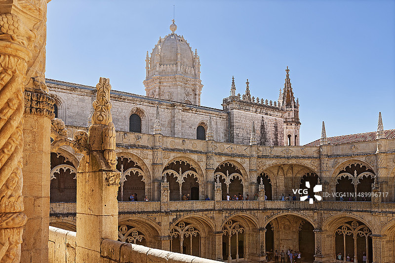 热罗尼莫斯修道院庭院，葡萄牙里斯本图片素材