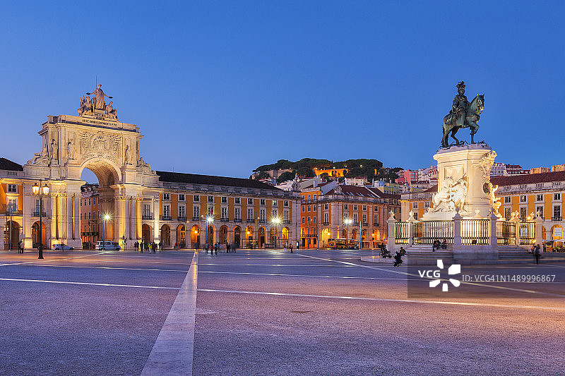 葡萄牙里斯本商业广场上的何塞一世国王雕像图片素材