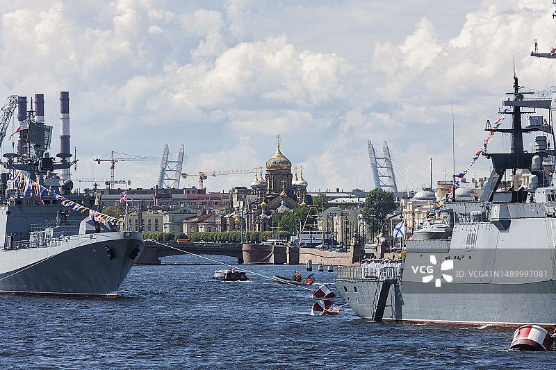 俄罗斯圣彼得堡涅瓦河上的船和圣母升天教堂图片素材