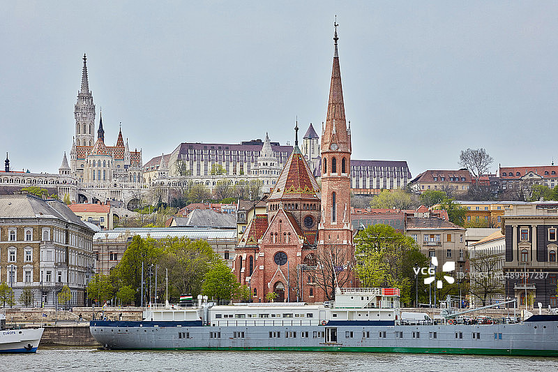 匈牙利布达佩斯多瑙河上的马加什教堂和改革教会图片素材