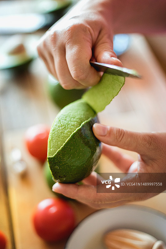 去皮的鳄梨特写图片素材