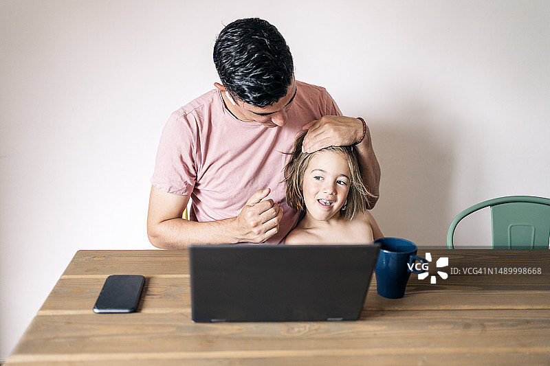 在家带孩子的商人图片素材