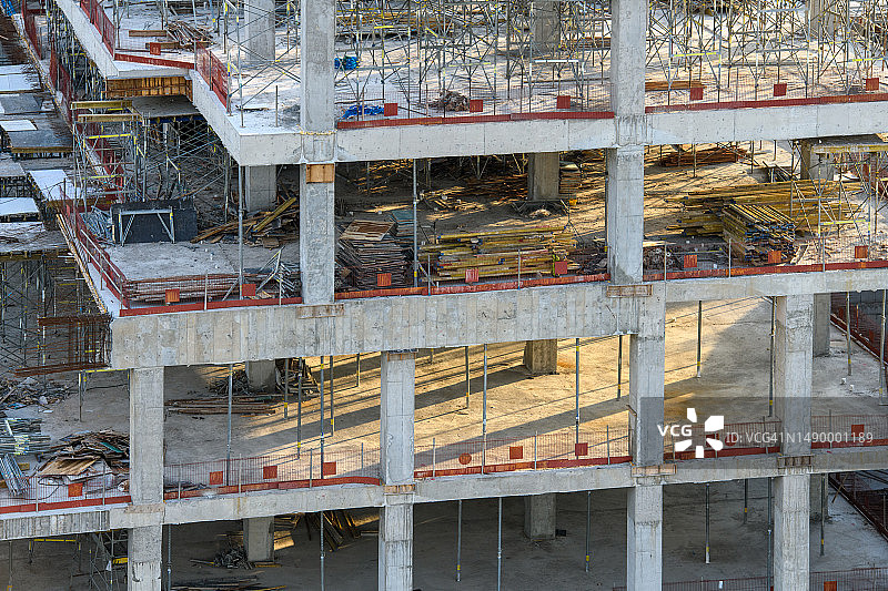 阳光下的现代公寓楼建筑图片素材