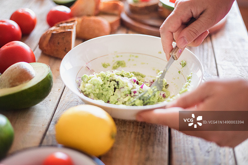 制作牛油果酱三明治图片素材