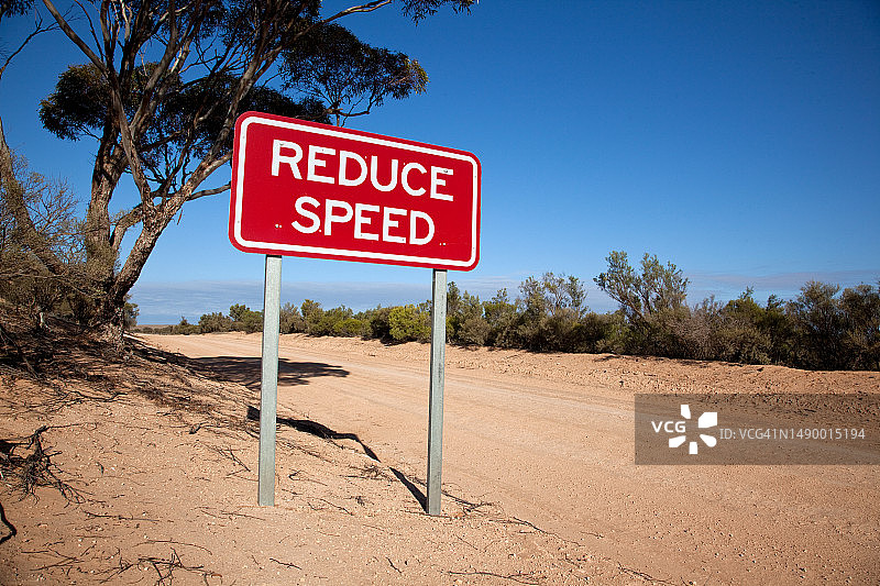 减速慢行道路警告标志图片素材