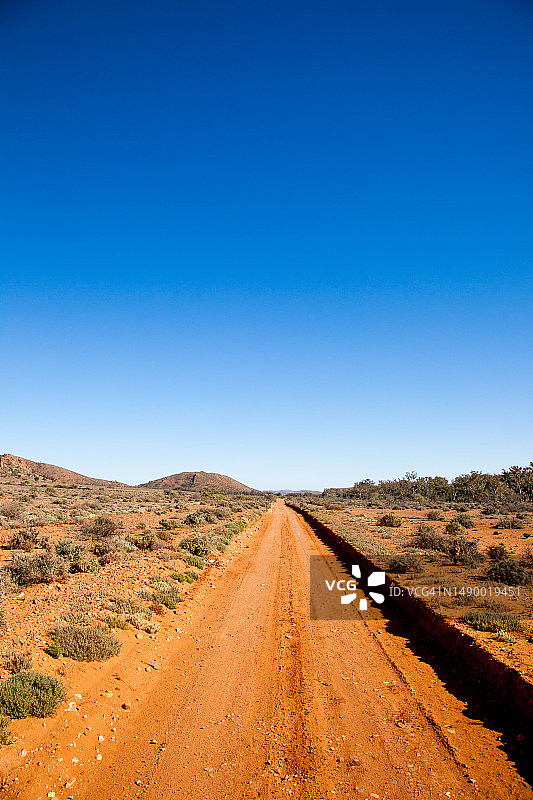 红色泥土乡村公路和蓝天，澳大利亚内陆图片素材