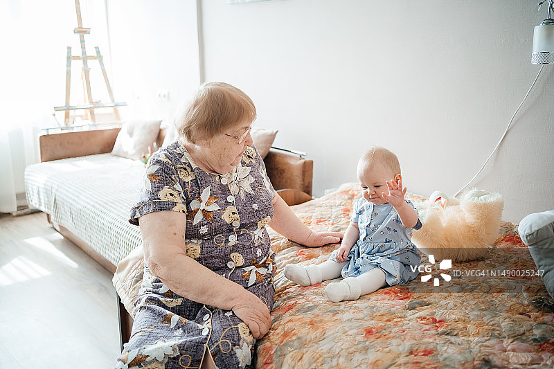 曾祖母拥抱曾孙女图片素材