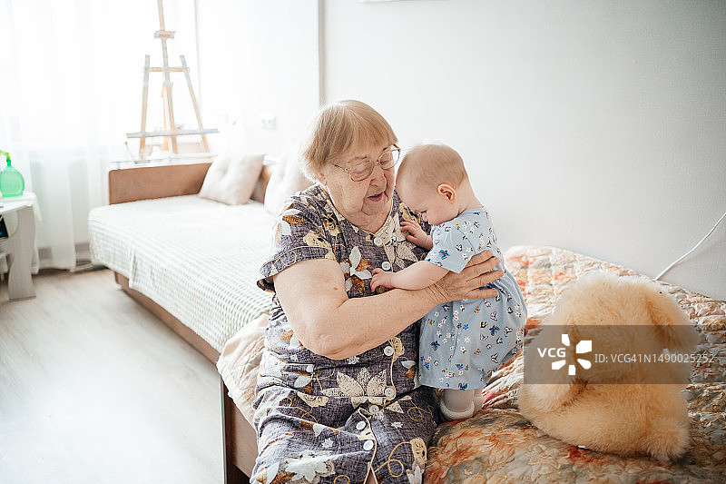 曾祖母拥抱曾孙女图片素材