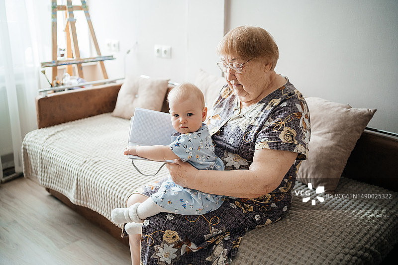 曾祖母与曾孙女图片素材