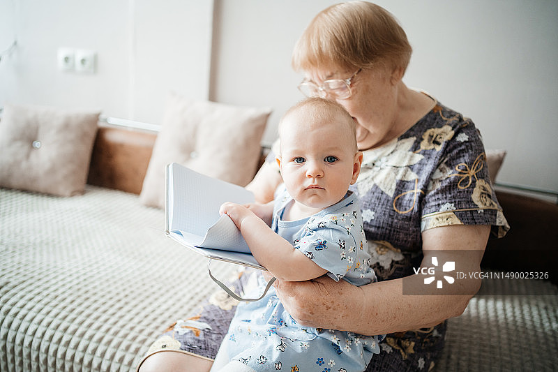 曾祖母与曾孙女图片素材