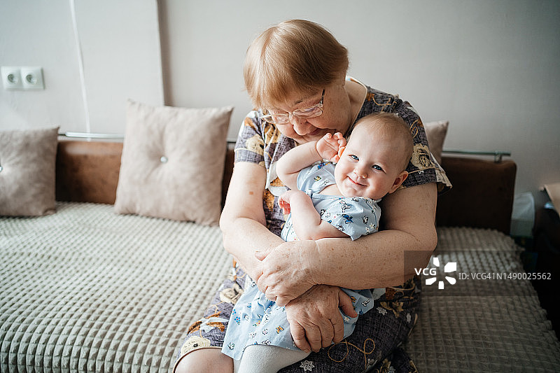 曾祖母拥抱曾孙女图片素材