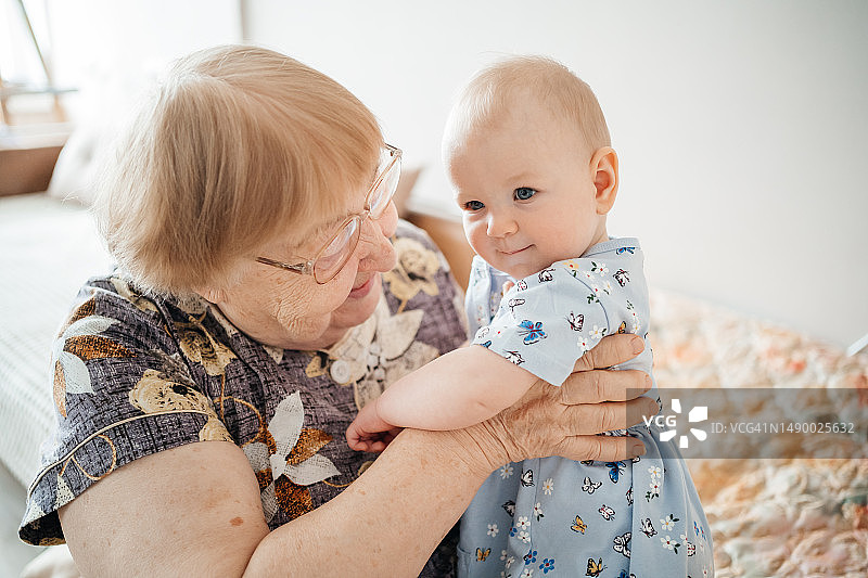 曾祖母拥抱曾孙女图片素材