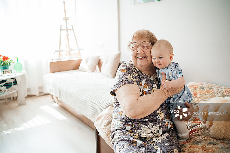 曾祖母拥抱曾孙女图片素材